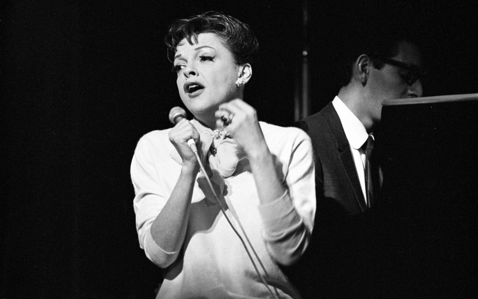 Amerikanske skuespillerinde Judy Garland optræder på scenen. Wallpaper