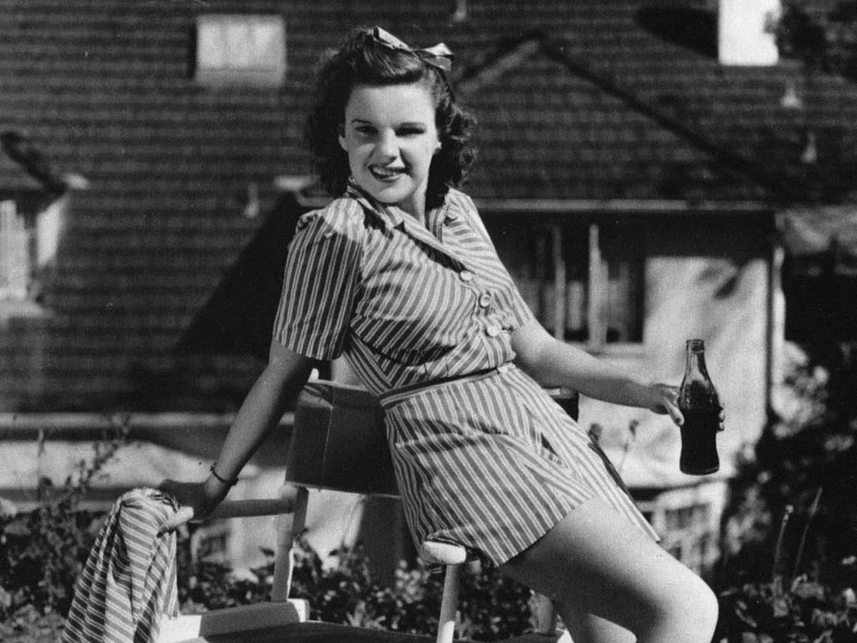 Amerikanischeschauspielerin Judy Garland Im Retro Ästhetischen Stil Wallpaper