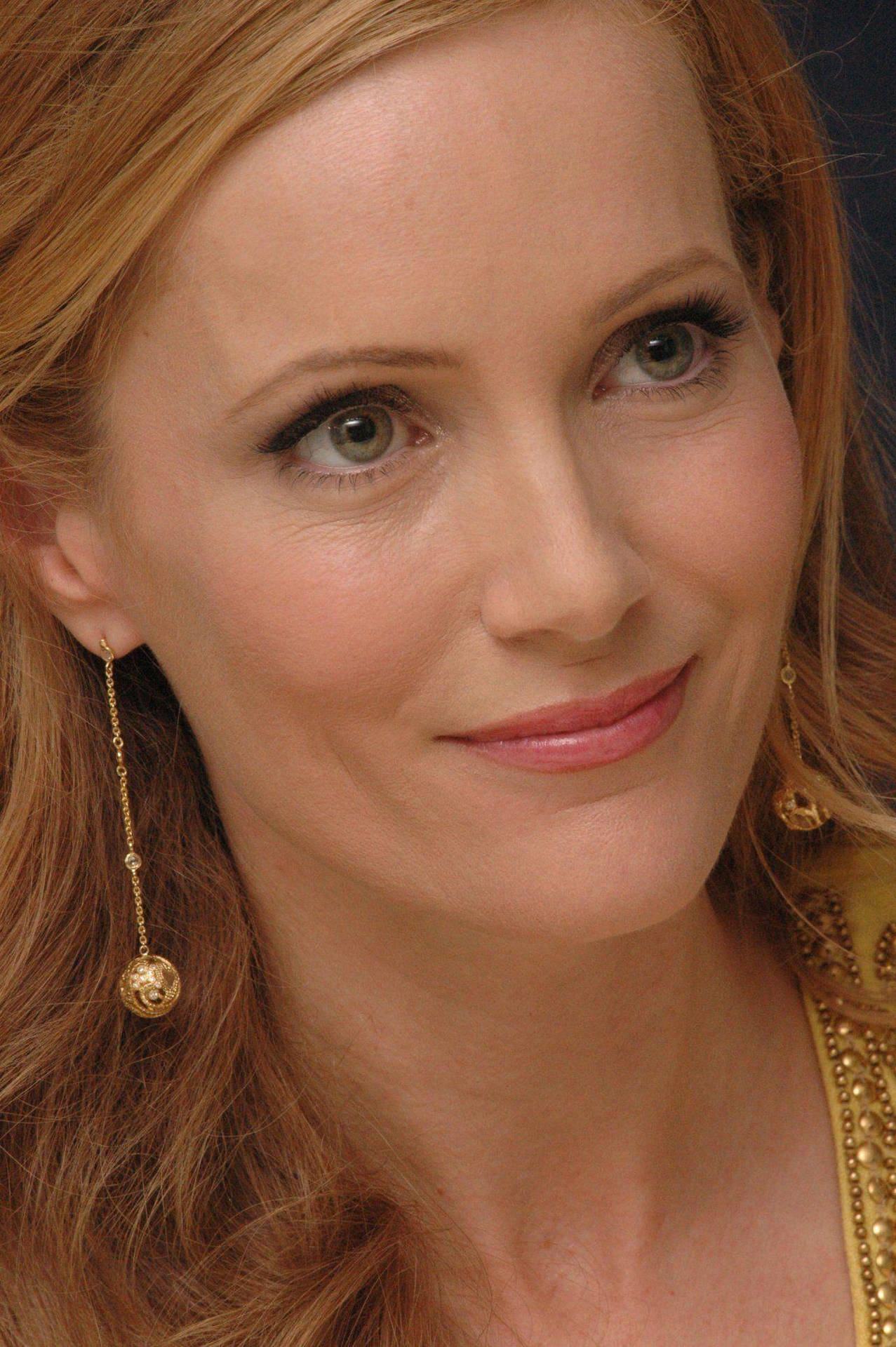 Caption: Radiant Leslie Mann, American Actress In Extreme Close-Up Wallpaper