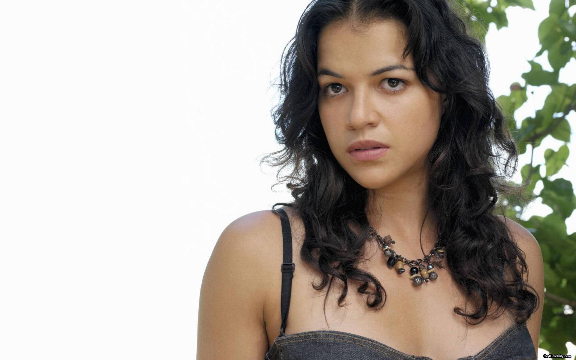 American Actress Michelle Rodriguez As Ana Lucia Cortez Wallpaper