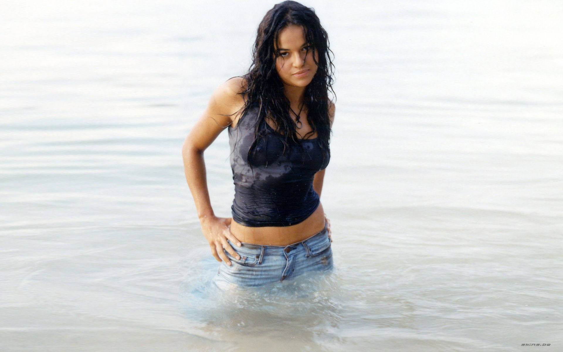 Amerikanske skuespillerinde Michelle Rodriguez på stranden Wallpaper