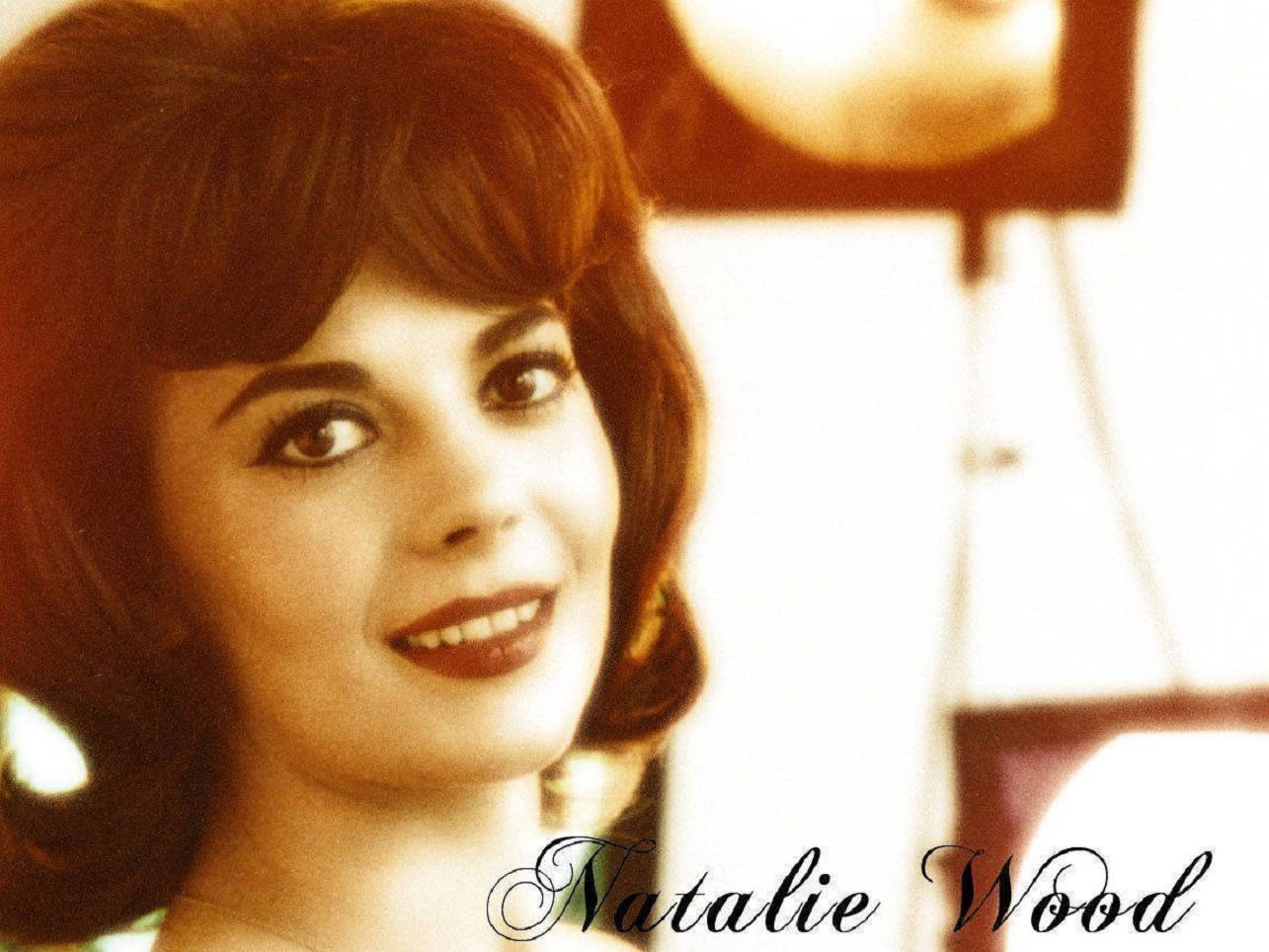 Hollywood Icon Natalie Wood Flaunting a 1960s Hairstyle Wallpaper