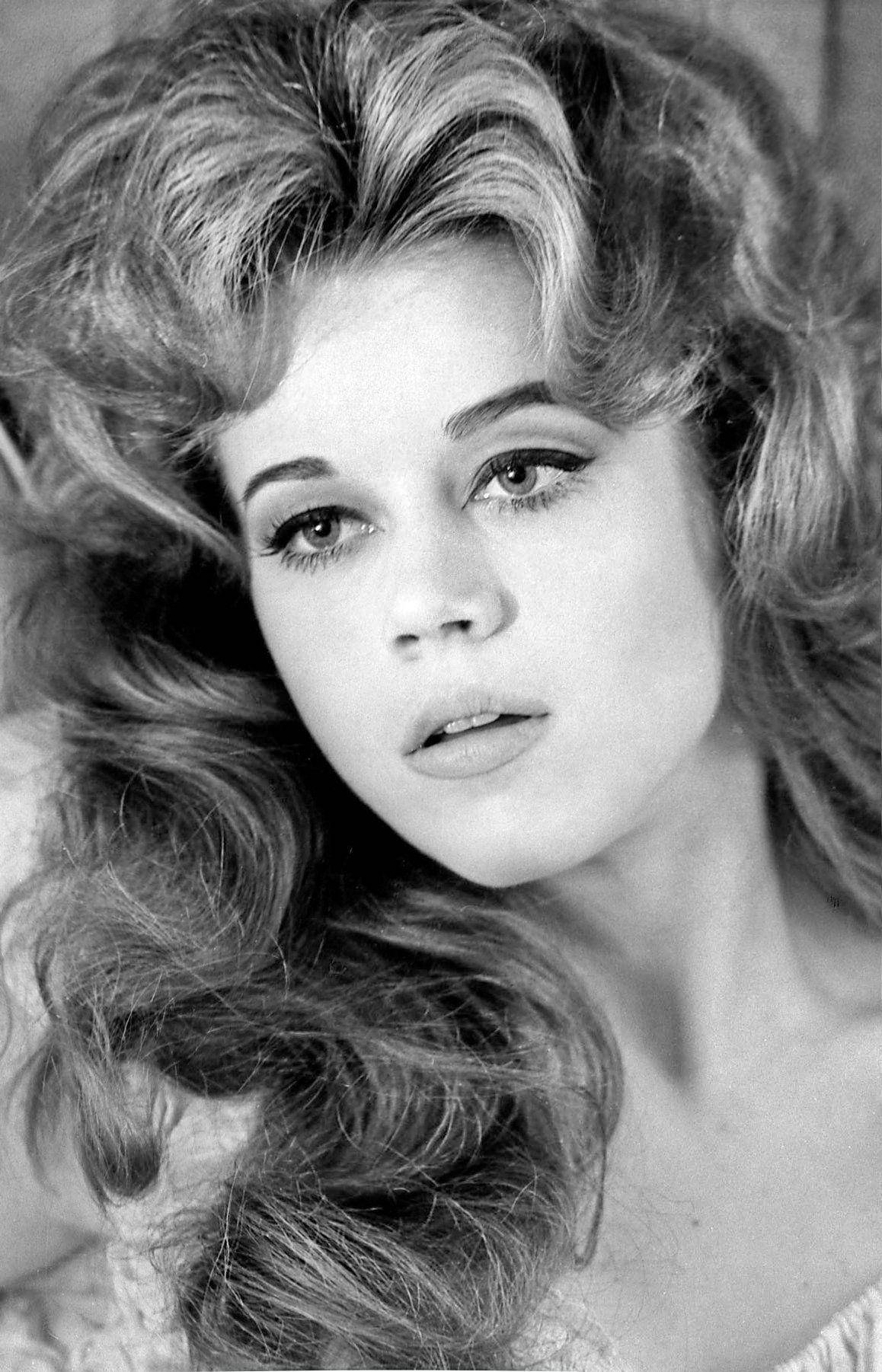 Amerikanskskådespelerska Jane Fonda Som Ung I Gråskala. Wallpaper