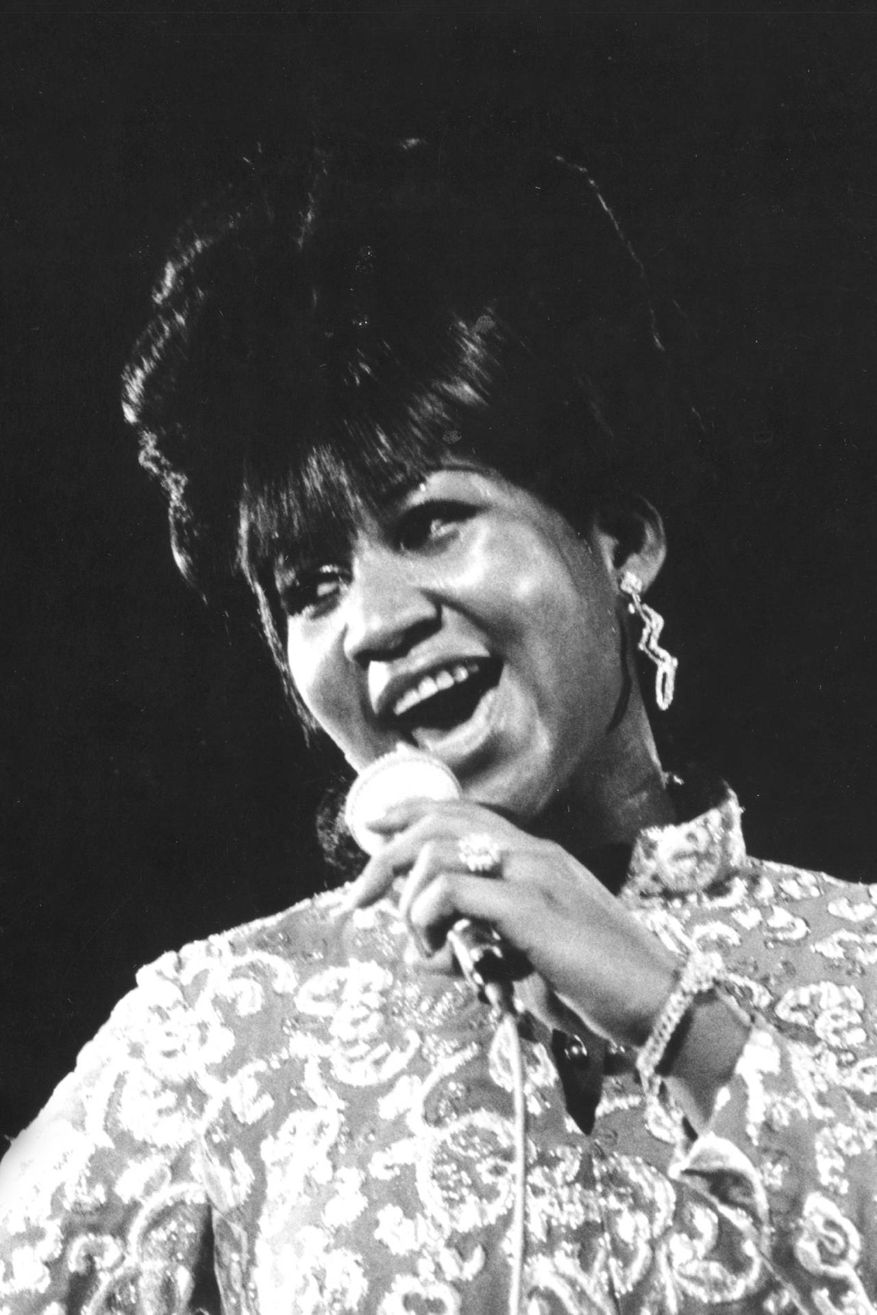 American Artist Aretha Franklin On The Stage Wallpaper