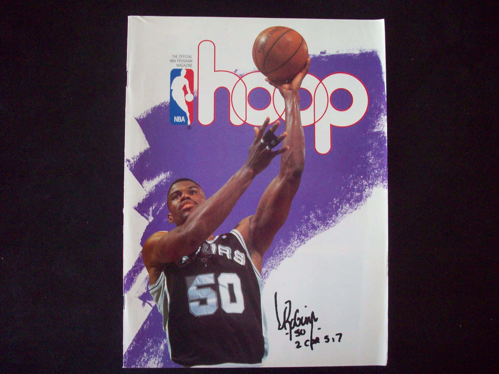 Amerikansk basketballstjerne David Robinson i hoop action. Wallpaper