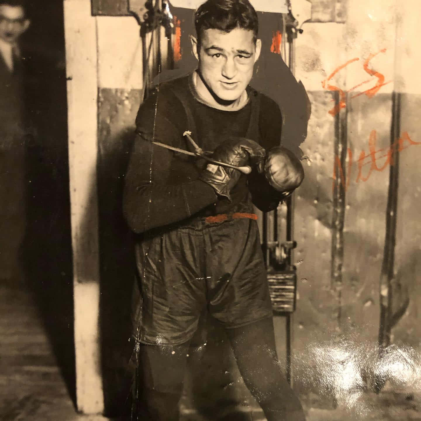 Amerikansk bokser Billy Patrolle sort tøj og hansker fastgjort Wallpaper