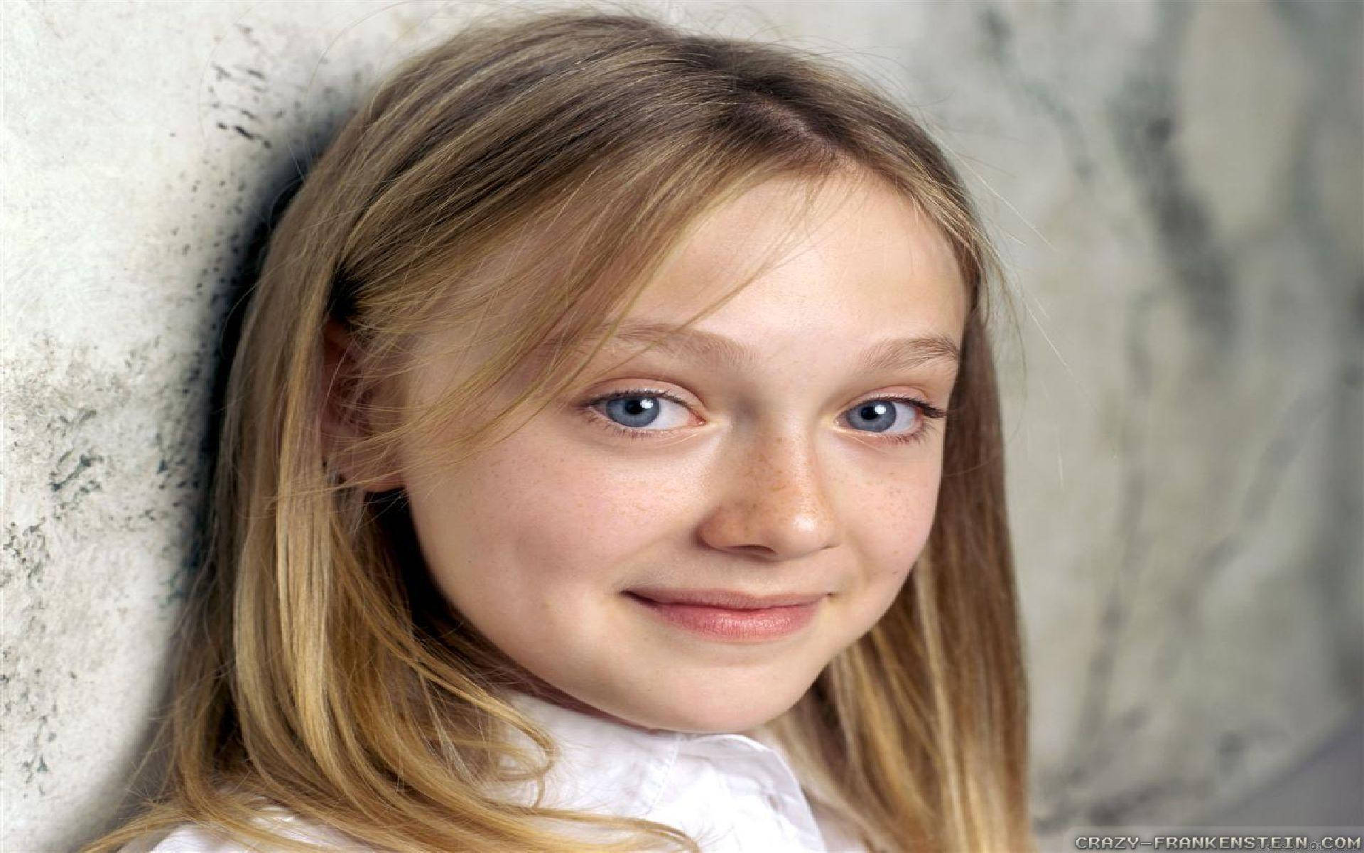 Amerikanischekinderdarstellerin Dakota Fanning Unschuldiges Lächeln Wallpaper