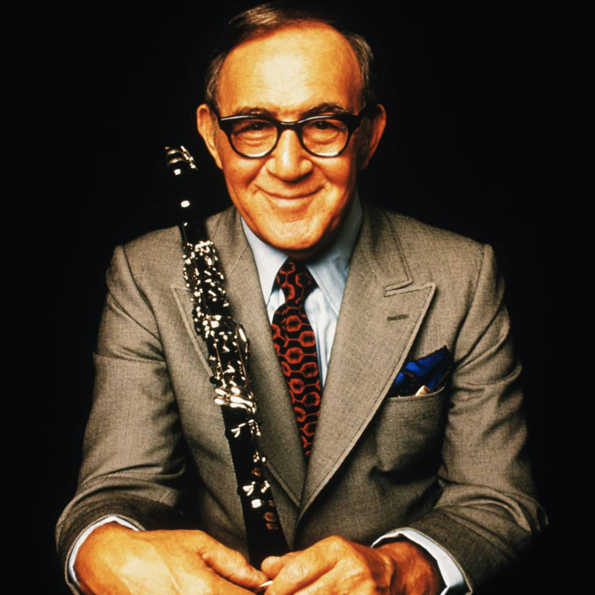 Clarinetistaestadounidense Benny Goodman Y Su Retrato Con Su Clarinete De 1977. Fondo de pantalla
