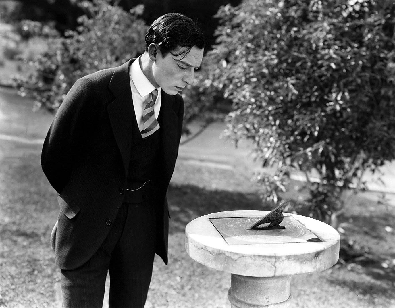 Illeggendario Comico Buster Keaton In Un Classico Abito Sfondo