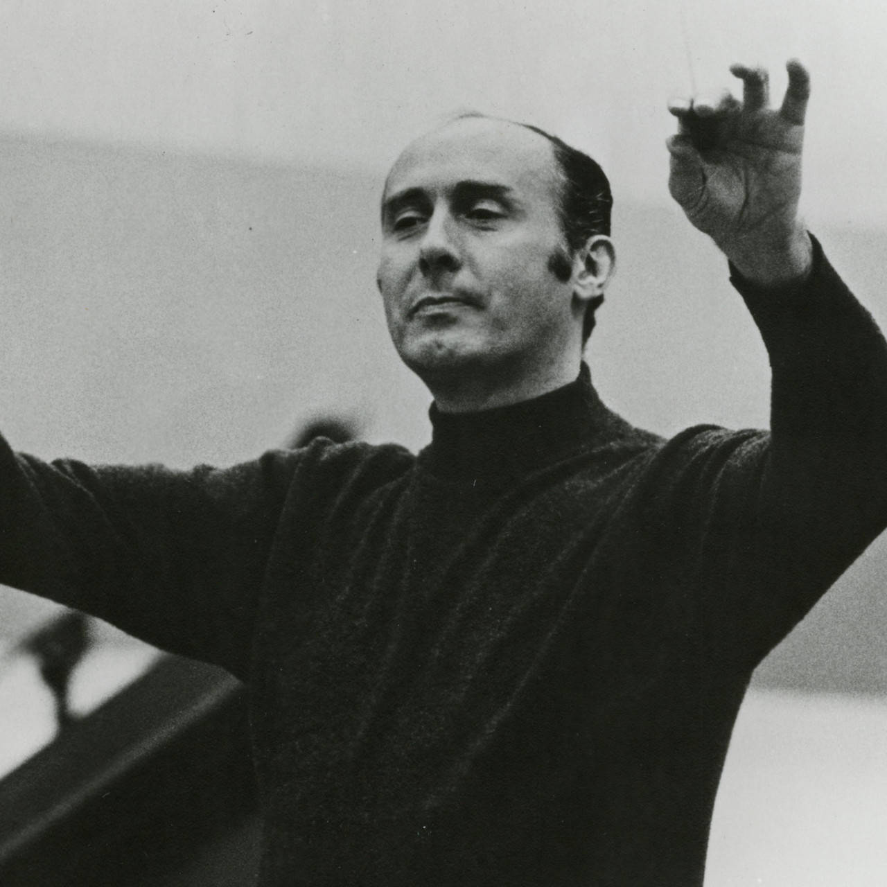 Retratopromocional Del Compositor Estadounidense Henry Mancini Fondo de pantalla