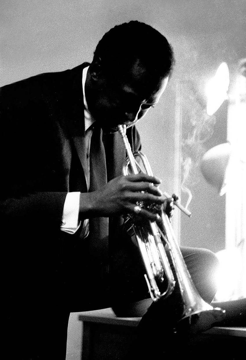 Amerikanischerberühmter Trompeter Miles Davis Wallpaper