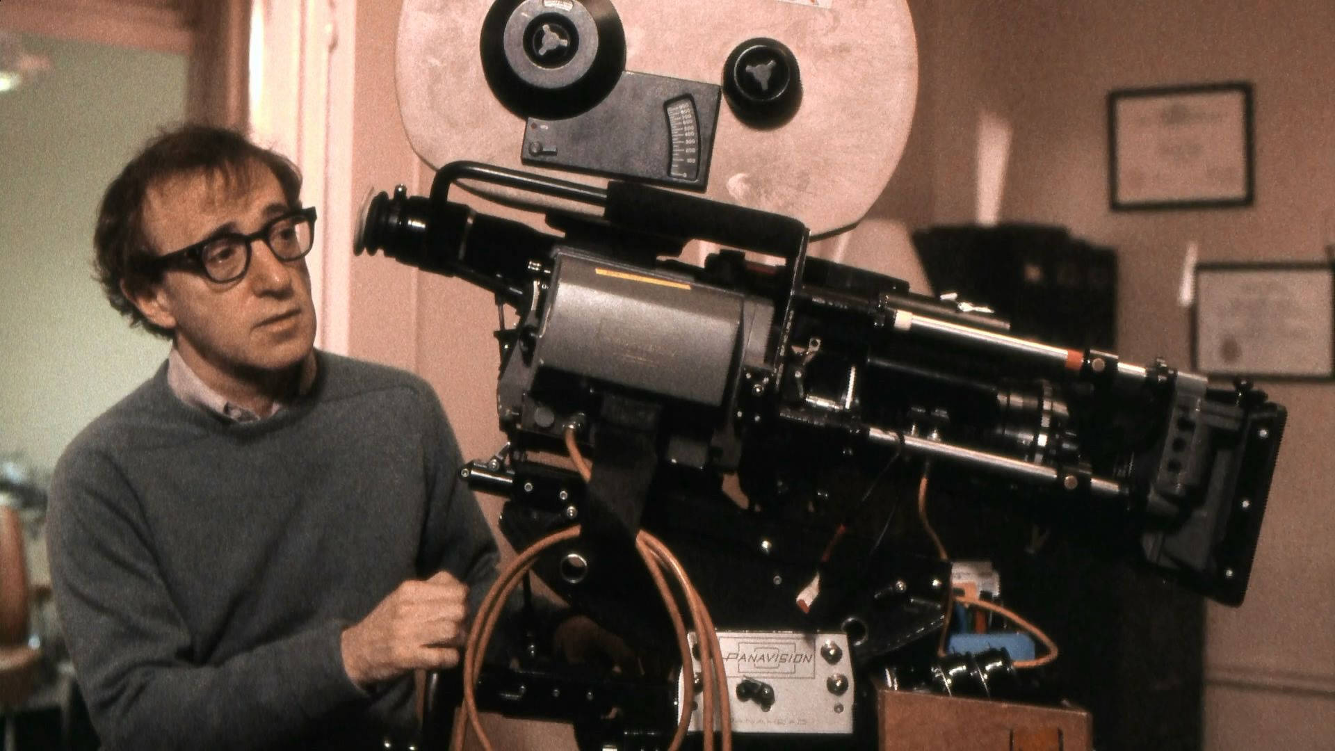 Ilrinomato Cineasta Americano Woody Allen Dietro La Sua Fidata Telecamera Sfondo