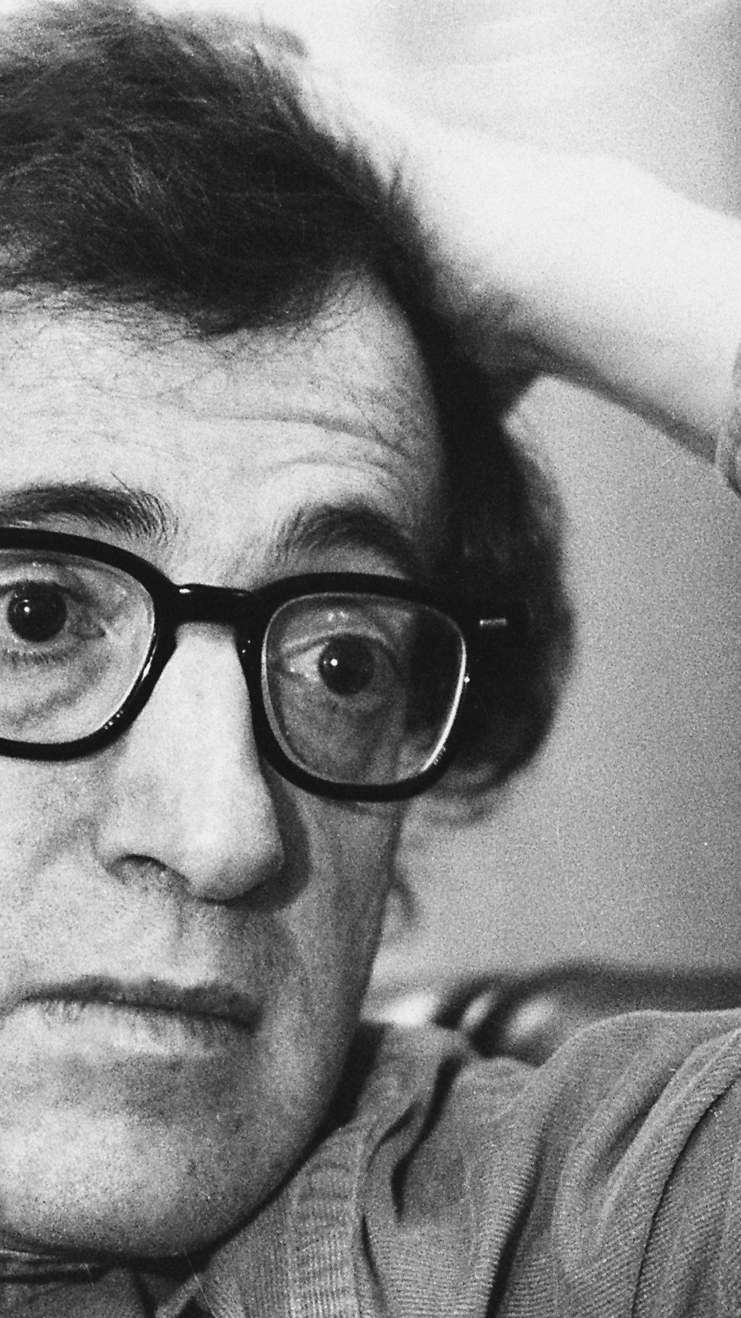 Cercanoextremo Del Cineasta Estadounidense Woody Allen. Toma En Escala De Grises. Fondo de pantalla