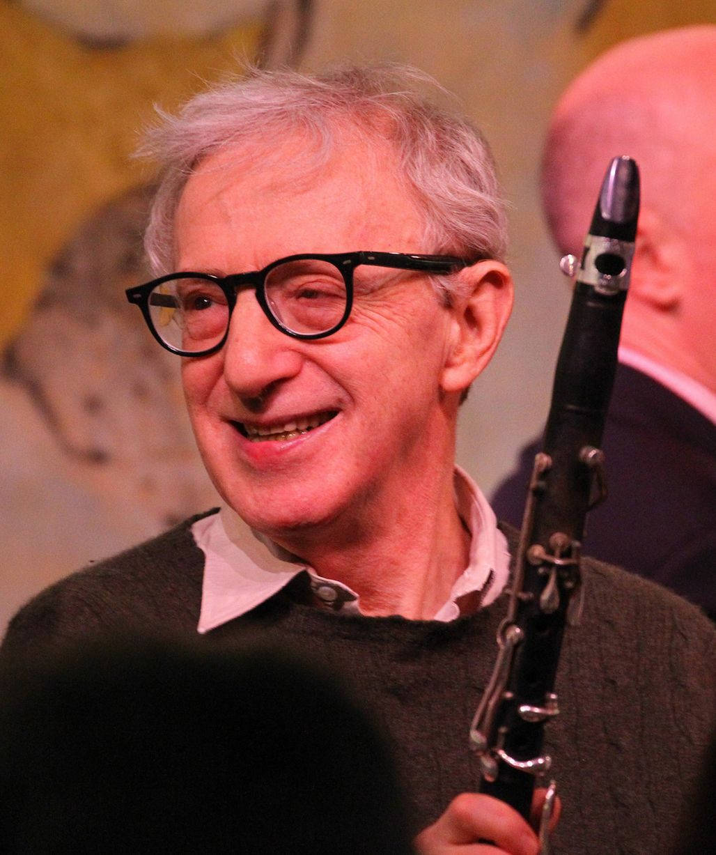 Deramerikanische Filmemacher Woody Allen Hält Ein Saxophon. Wallpaper