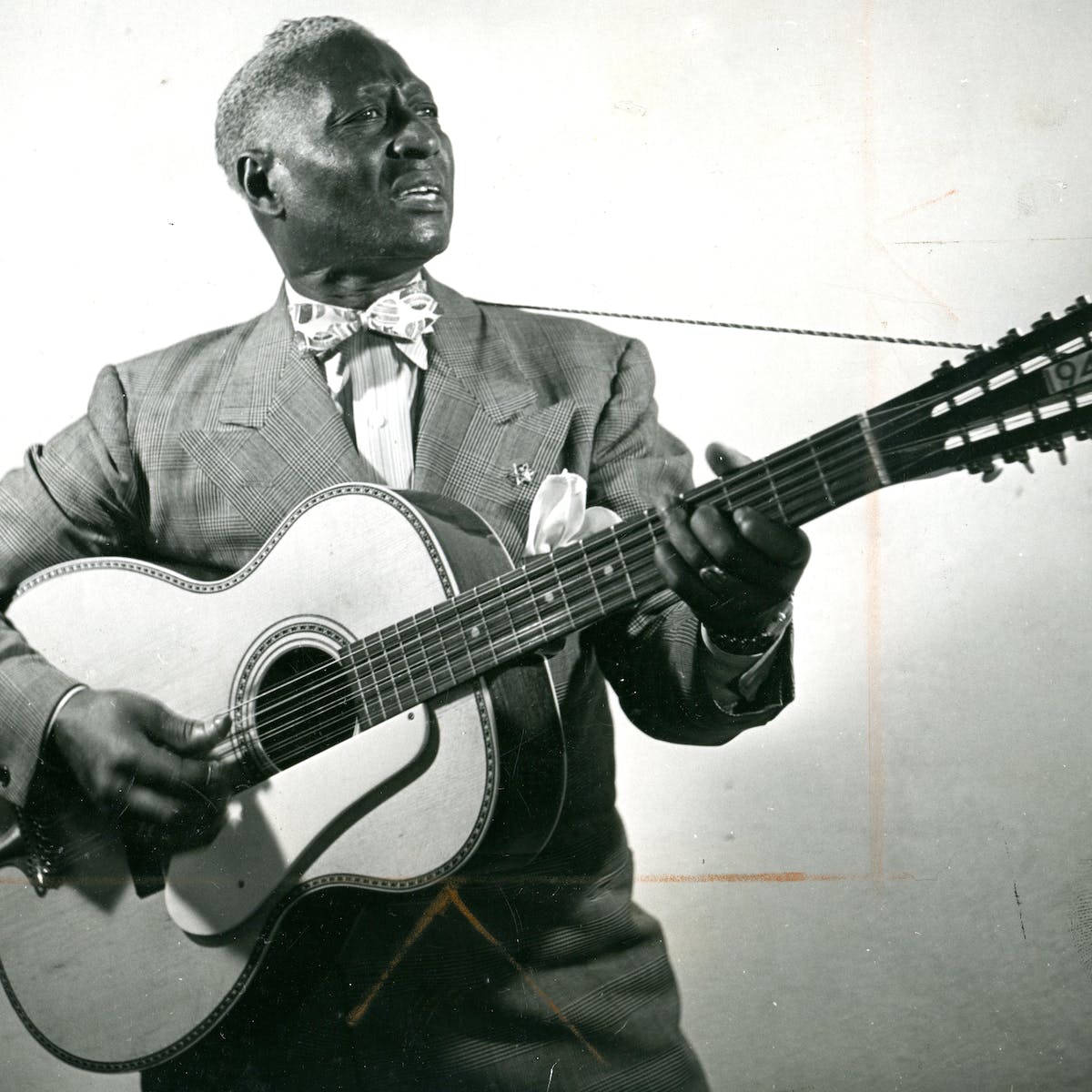 Cantanteestadounidense De Folk Blues, Retrato En Blanco Y Negro De Leadbelly. Fondo de pantalla