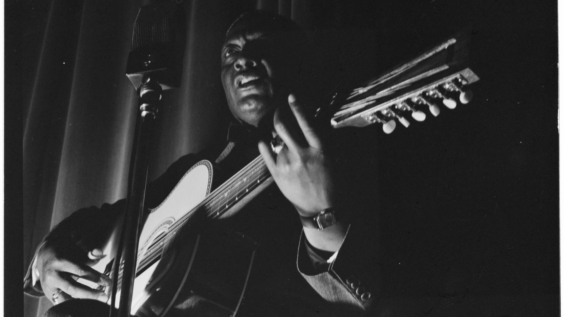 American Folk Blues Singer Leadbelly Vintage Low Angle Shot Wallpaper