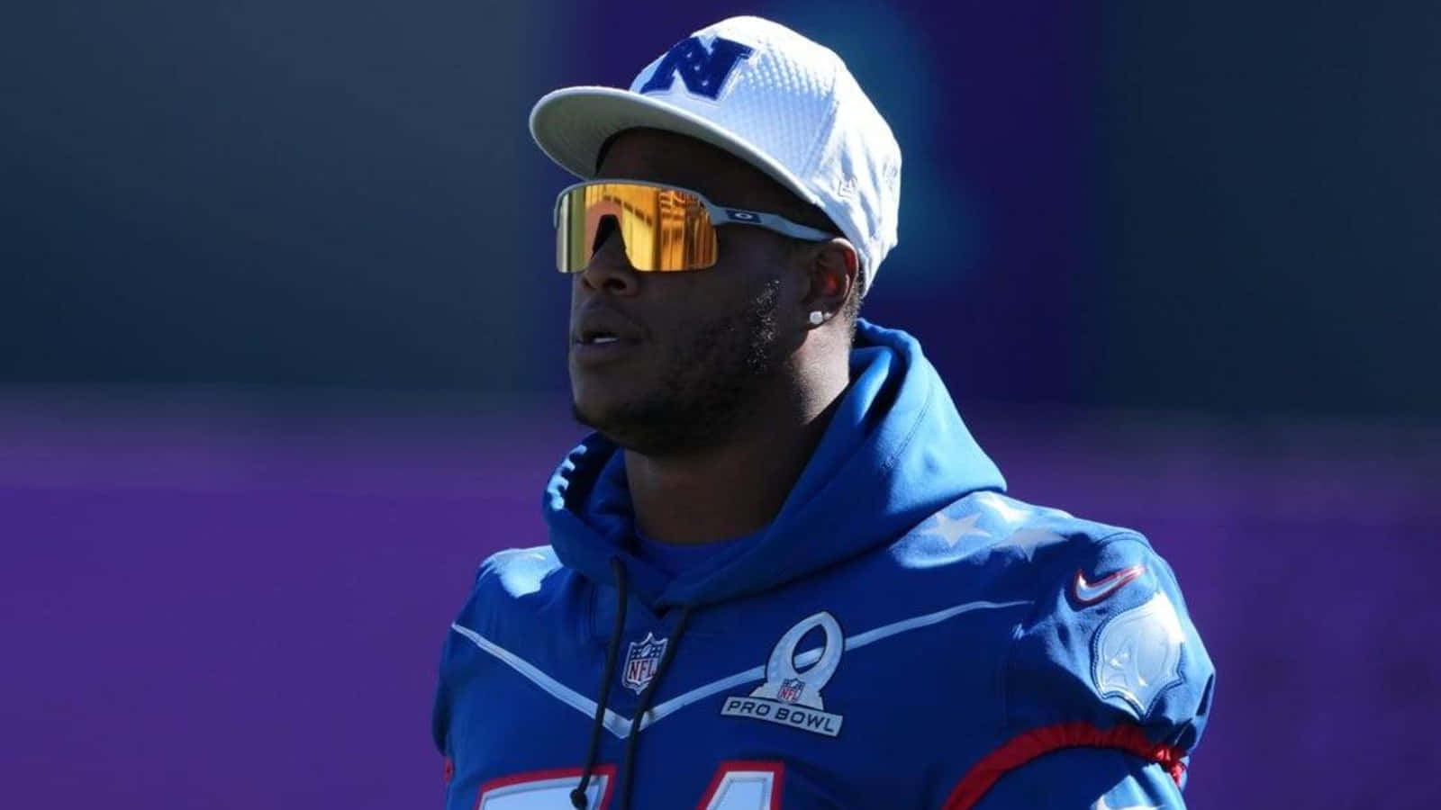 Americanfootball Spieler Dj Humphries Trägt Eine Sonnenbrille Und Eine Weiße Kappe. Wallpaper