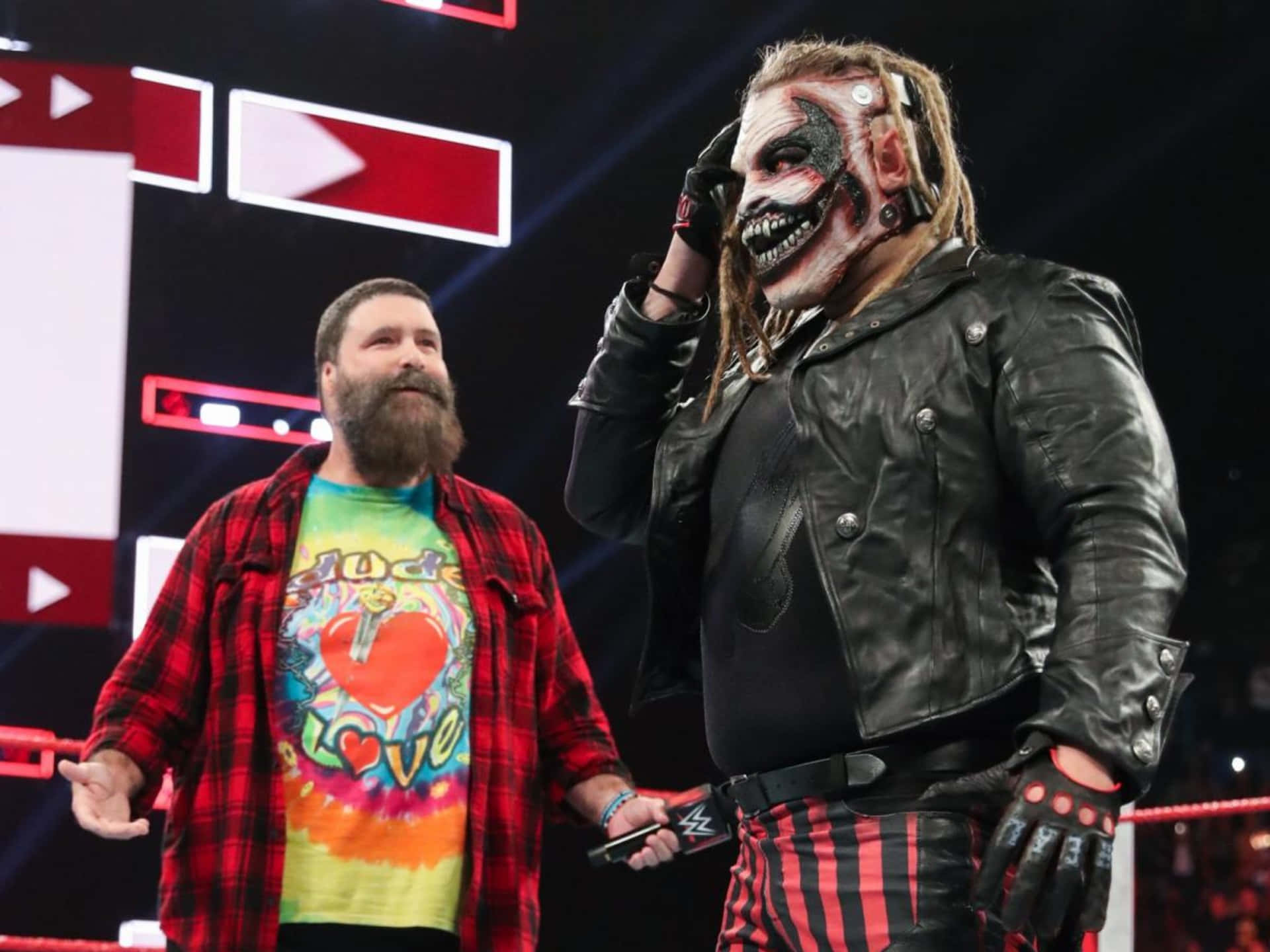 Amerikansk tidligere wrestler Mick Foley og kollega-wrestler Bray Wyatt fremstår på et strålende rødt baggrund. Wallpaper