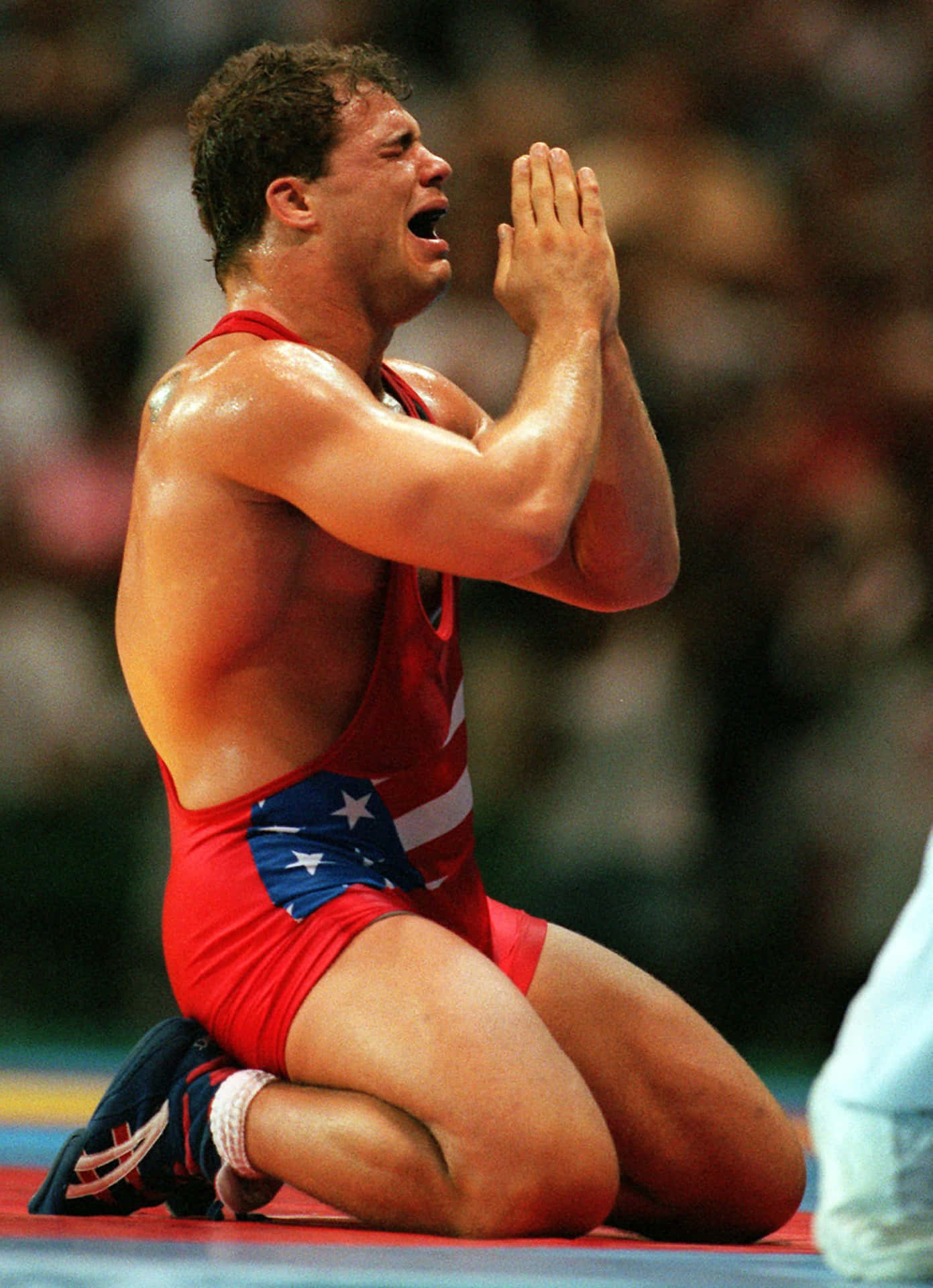 Deramerikanische Freestyle-ringer Kurt Angle Auf Seinen Knien Wallpaper