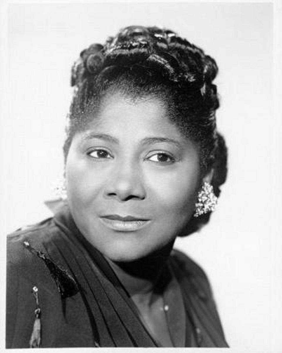 Retratode Mahalia Jackson, Cantante De Góspel Estadounidense En 1954 Fondo de pantalla