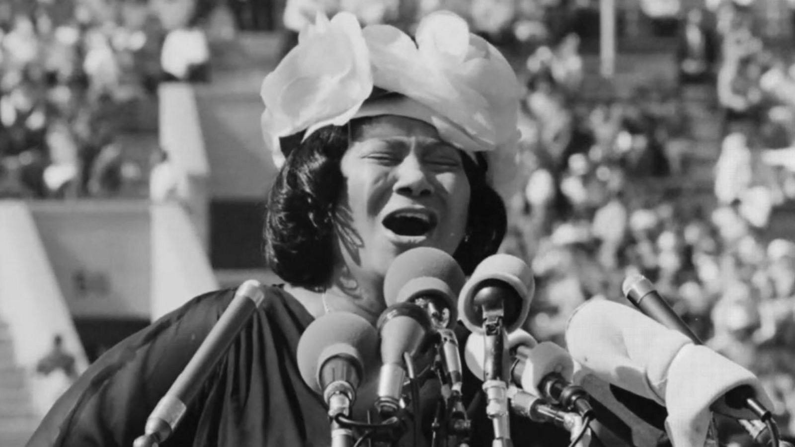 Cantantede Gospel Estadounidense Mahalia Jackson En Un Mitin De Los Derechos Civiles En Illinois Fondo de pantalla