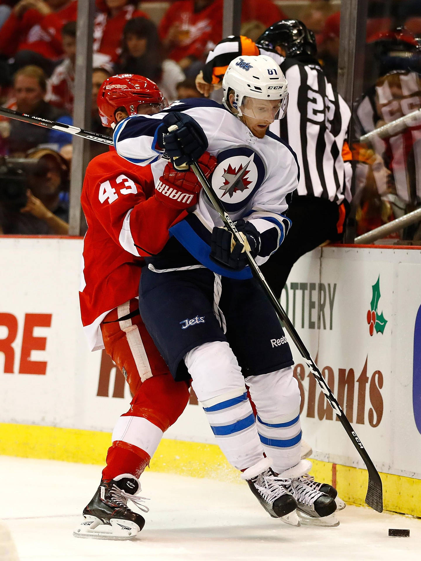 Amerikanischereishockeyspieler Kyle Connor Gegen Die Detroit Red Wings Wallpaper