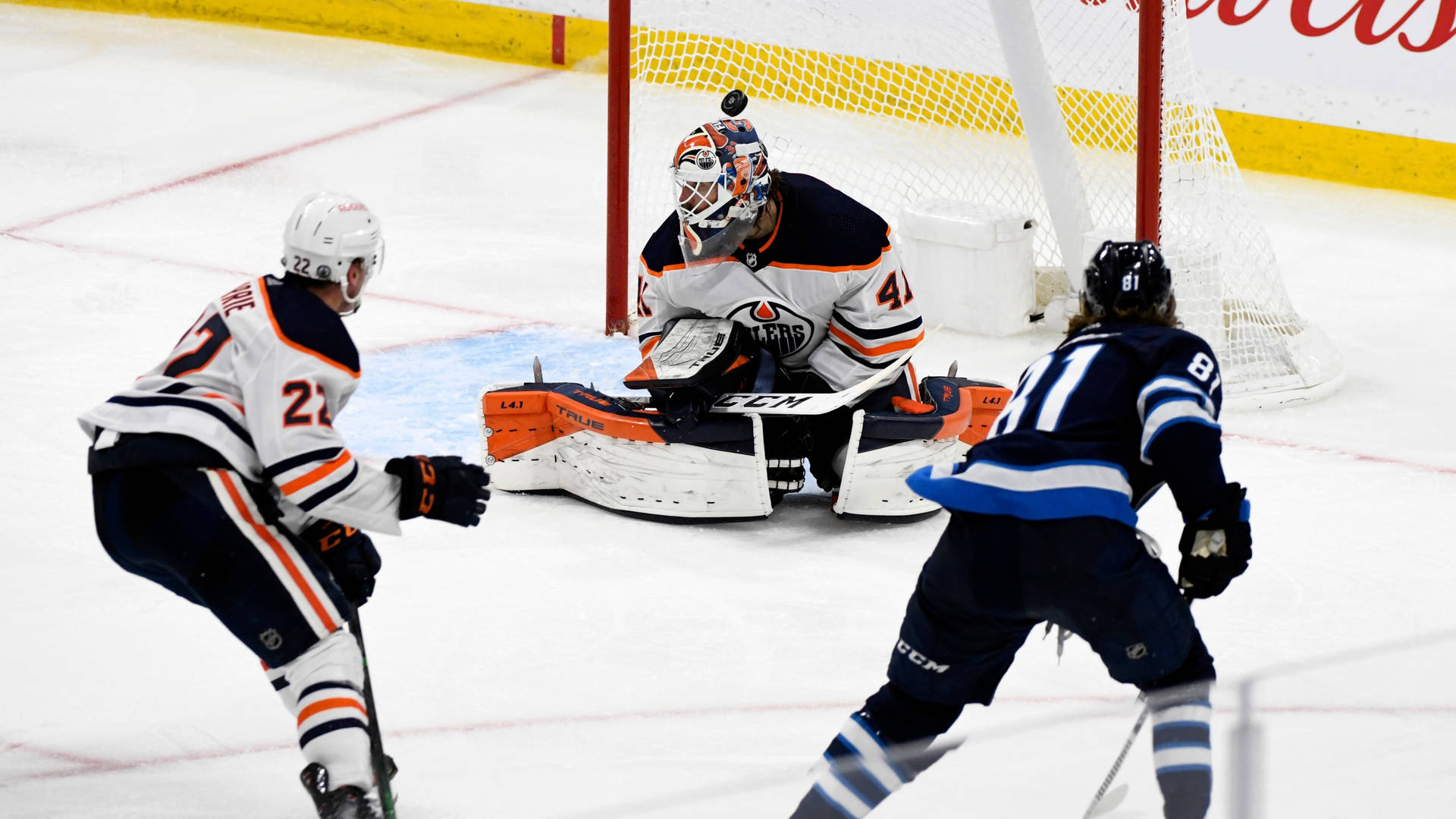 Amerikansk ishockey-spiller Kyle Connor mod Edmonton Oilers målmand Mikko Koskinen Wallpaper