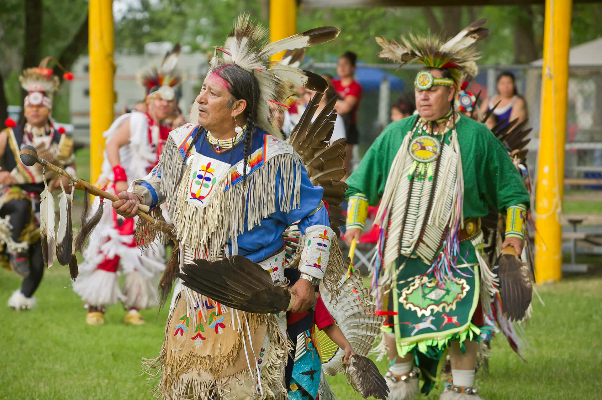 Ungruppo Di Nativi Americani In Abbigliamento Tradizionale