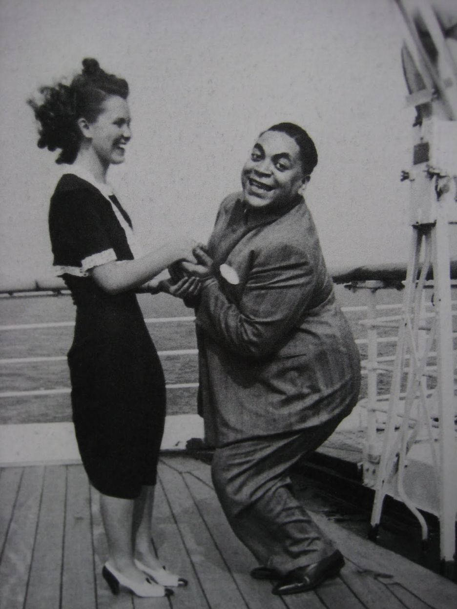 American Jazz Pianist Fats Waller Dancing With A Lady Wallpaper