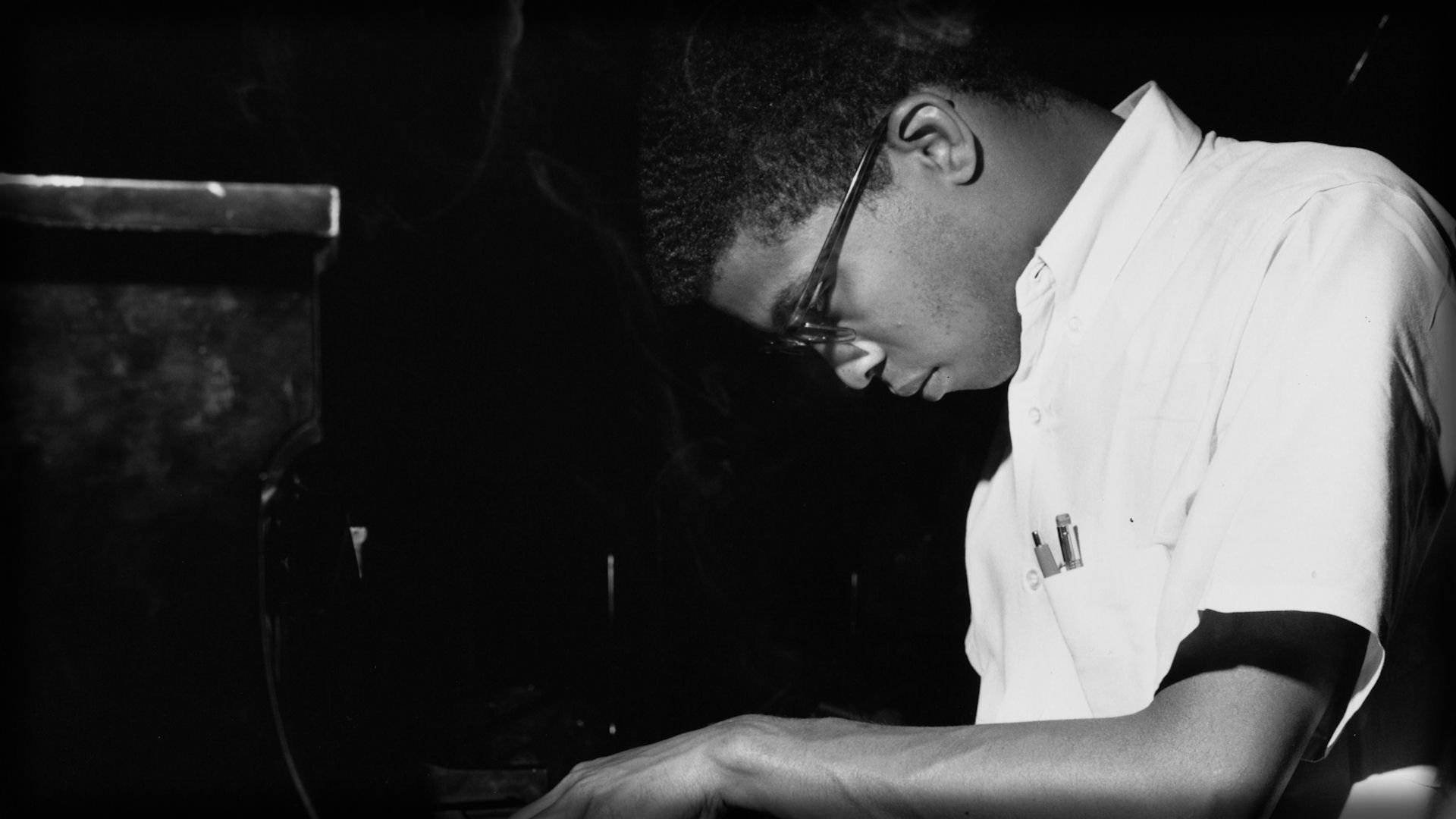 Amerikansk jazz pianist Herbie Hancock monokromt portræt tapet. Wallpaper