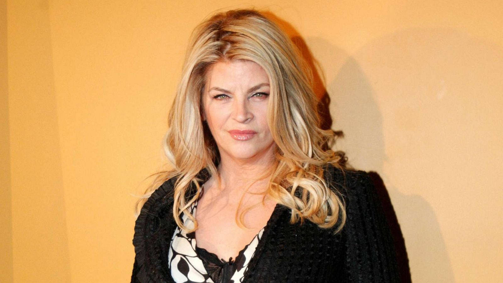 American Kirstie Alley In A Black And White Outfit Wallpaper