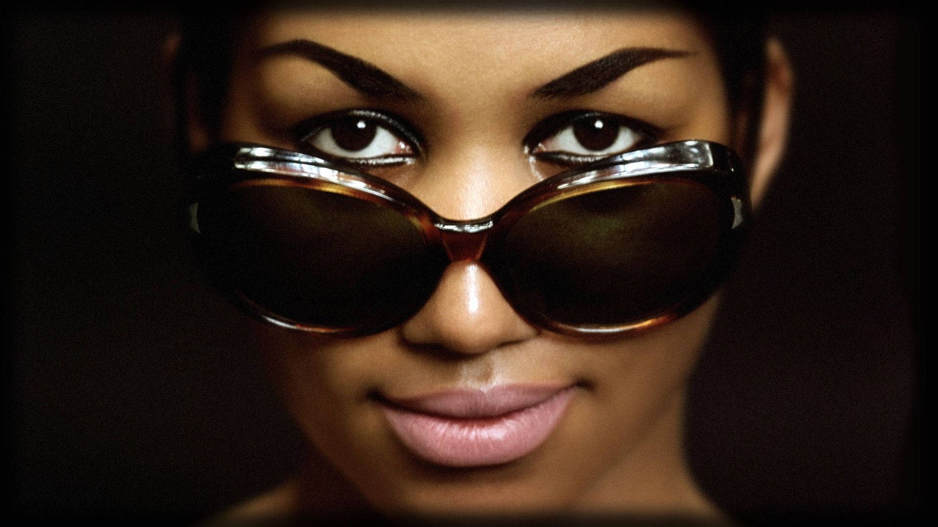 American Legend Aretha Franklin With Sunglasses Background