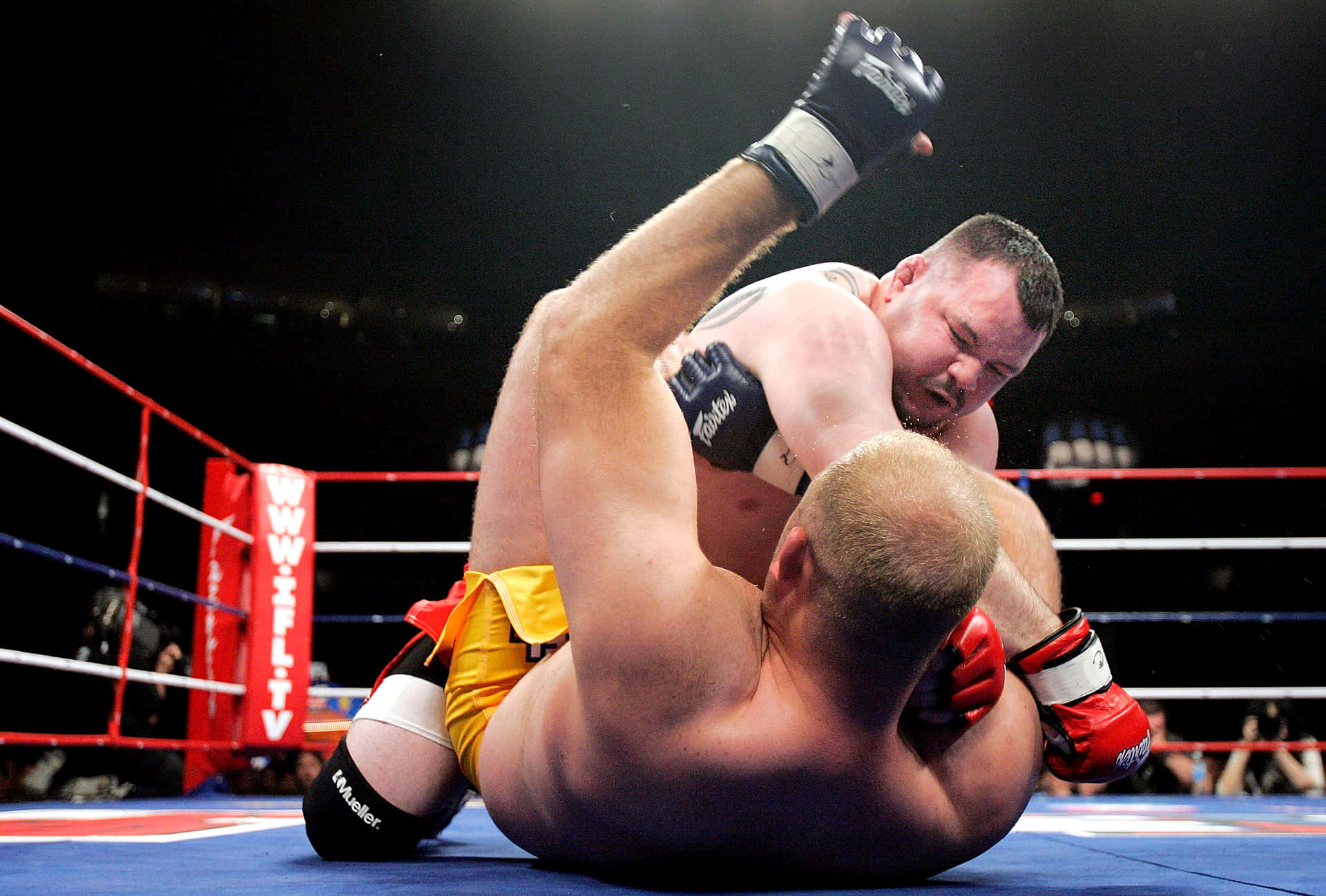 American Mixed Martial Artist Travis Fulton Punching Wallpaper
