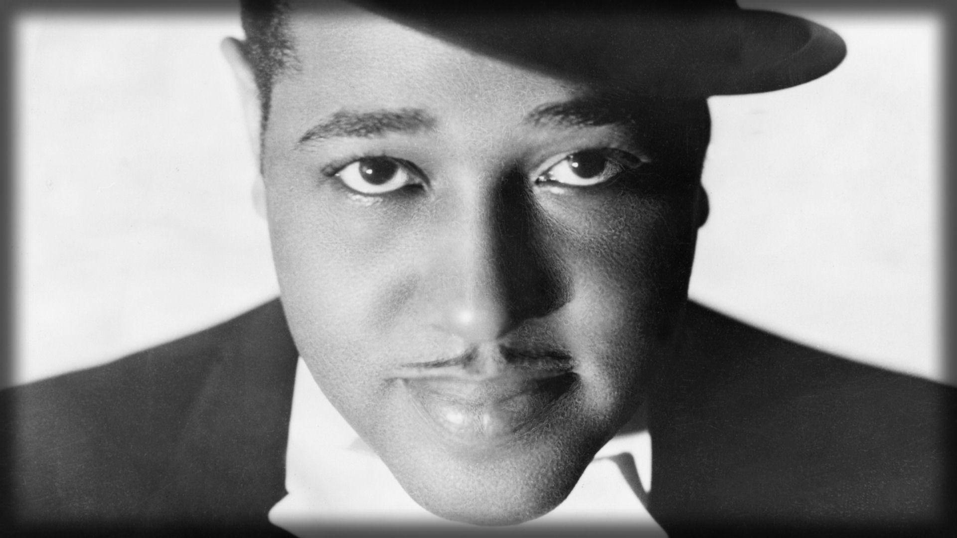Retratoen Primer Plano Del Músico Estadounidense Duke Ellington Fondo de pantalla