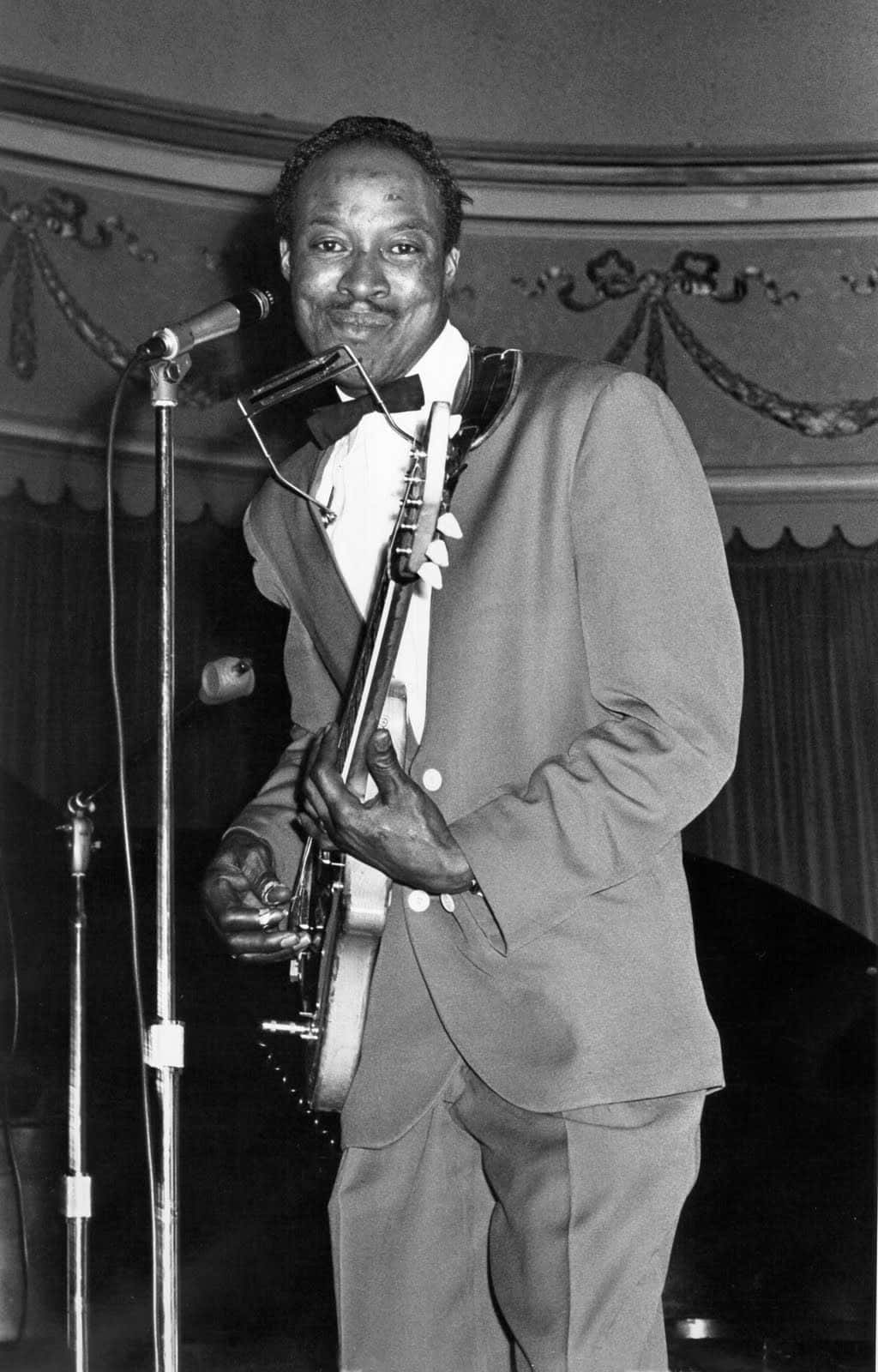 American Musician Jimmy Reed With Electric Guitar Wallpaper