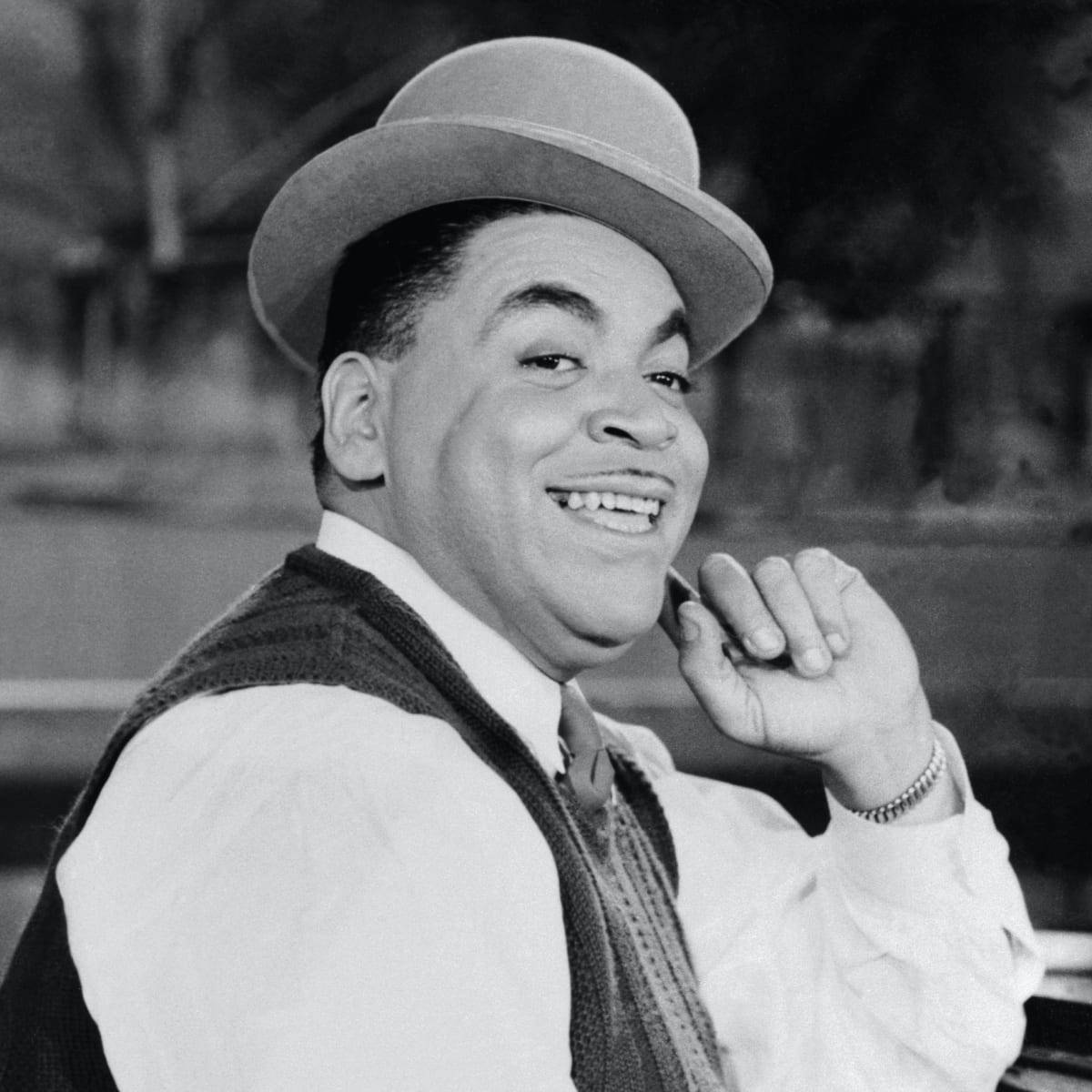 American Pianist Fats Waller Black And White Portrait Wallpaper