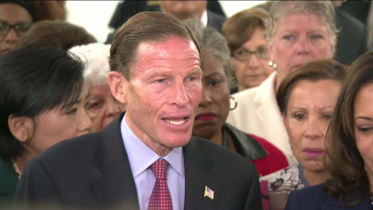 American Politician Richard Blumenthal Surrounded By People Wallpaper