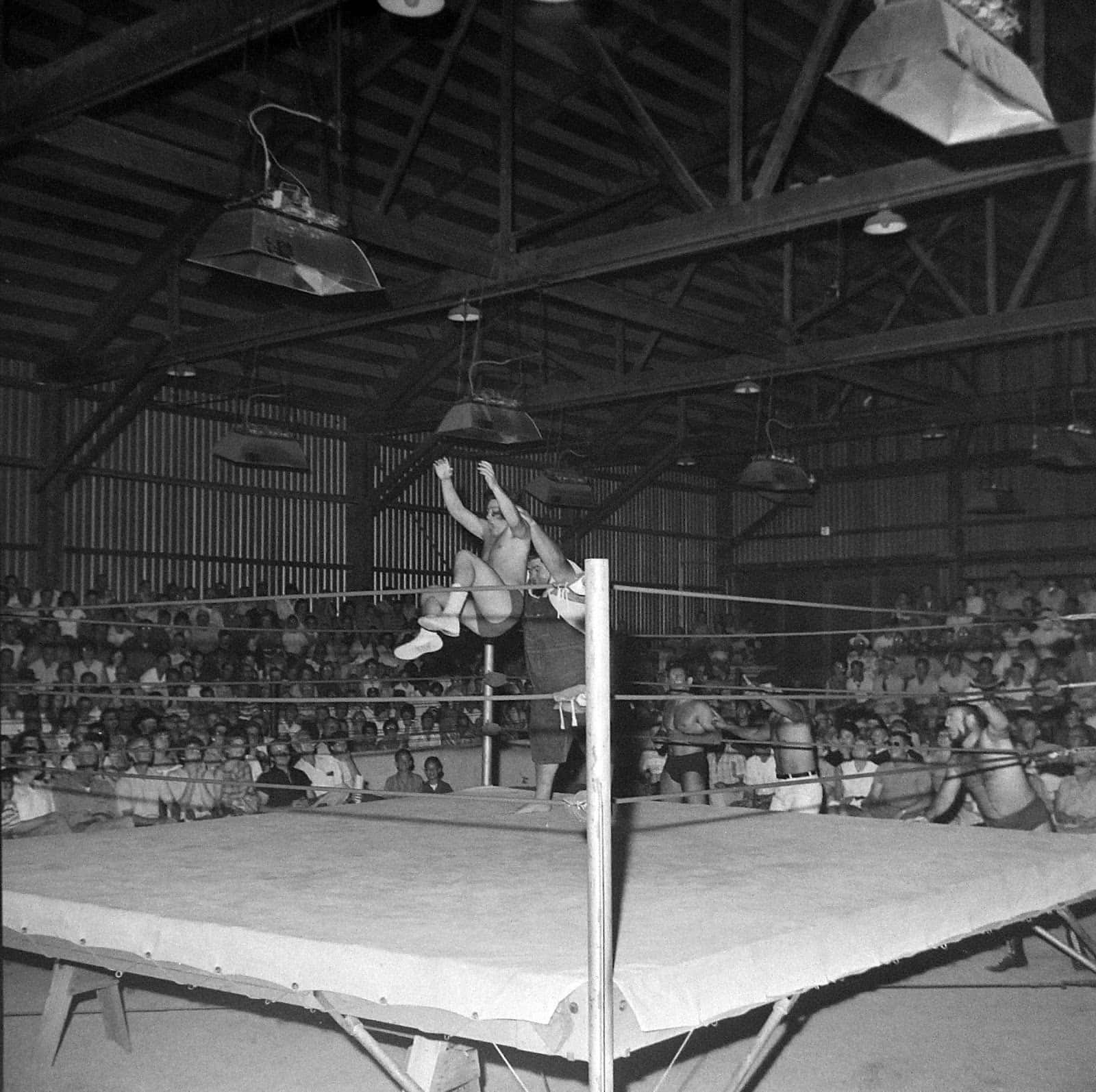American Professional Wrestler Haystacks Calhoun In Fairgrounds Expo Wallpaper