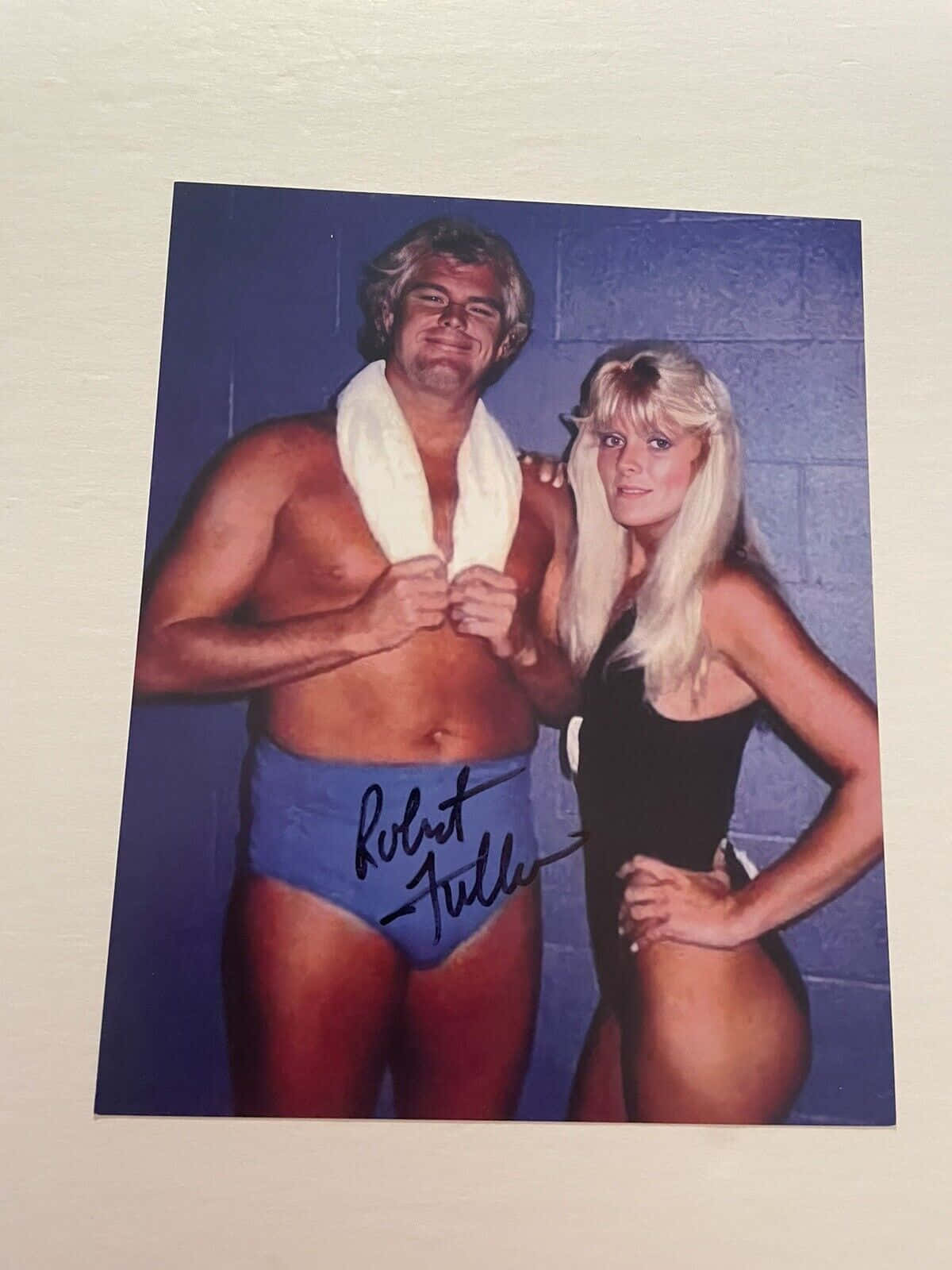 Amerikansk professionel wrestler Robert Fuller med Miss Sylvia Autograf Tapet Wallpaper