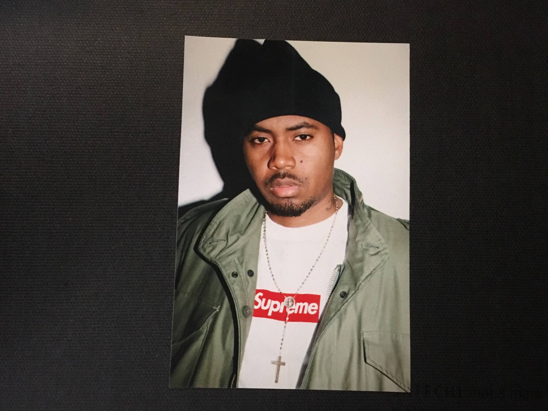 Amerikansk rapper Nas iført Supreme shirt Wallpaper