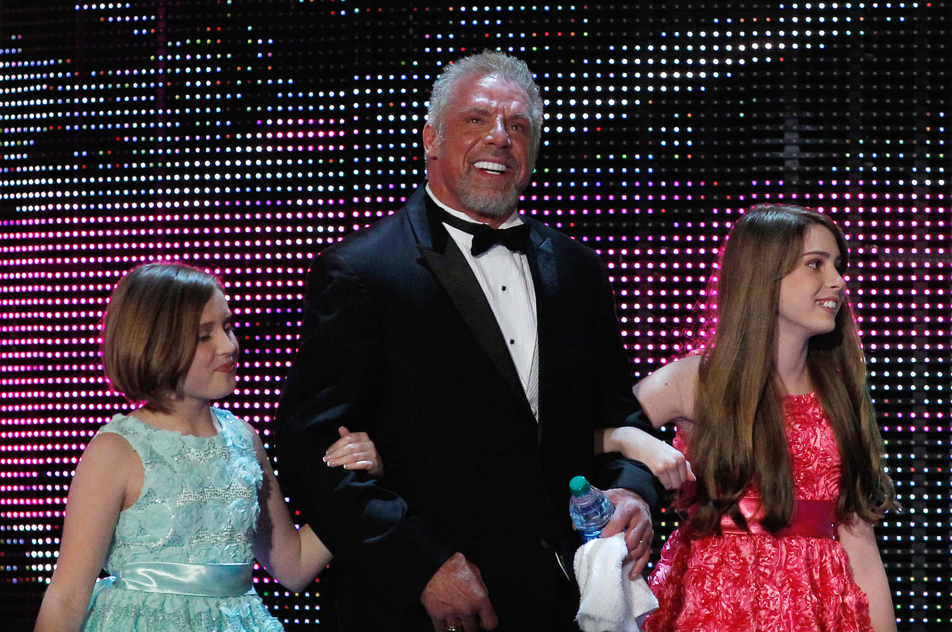Amerikansk pensioneret wrestler Ultimate Warrior James Hellwig med døtre på tapet Wallpaper