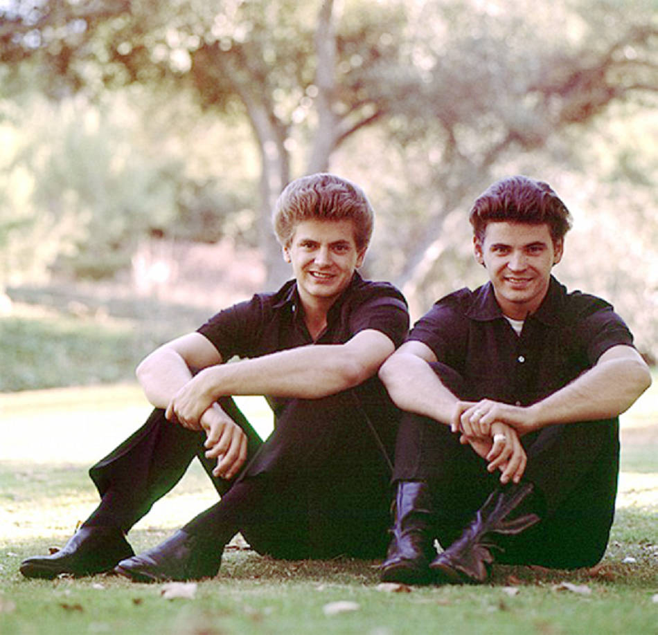 Amerikanischesrock-duo Everly Brothers Bei Einem Fotoshooting Im Jahr 1964 Wallpaper