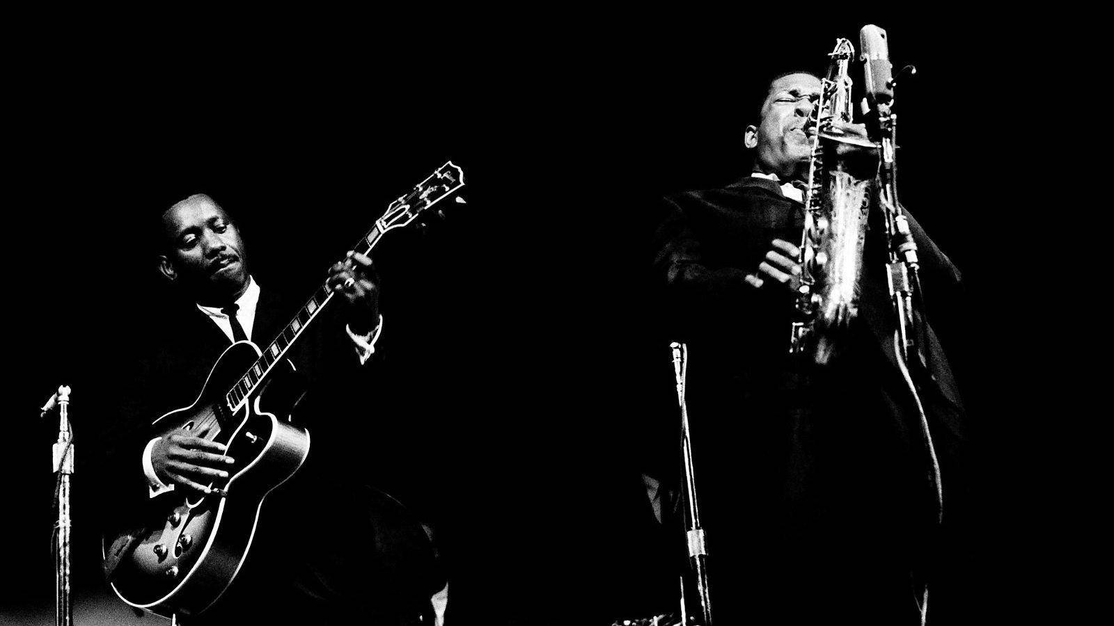 Amerikansk saxofonist John Coltrane og guitarist Wes Montgomery i sort og hvid Wallpaper