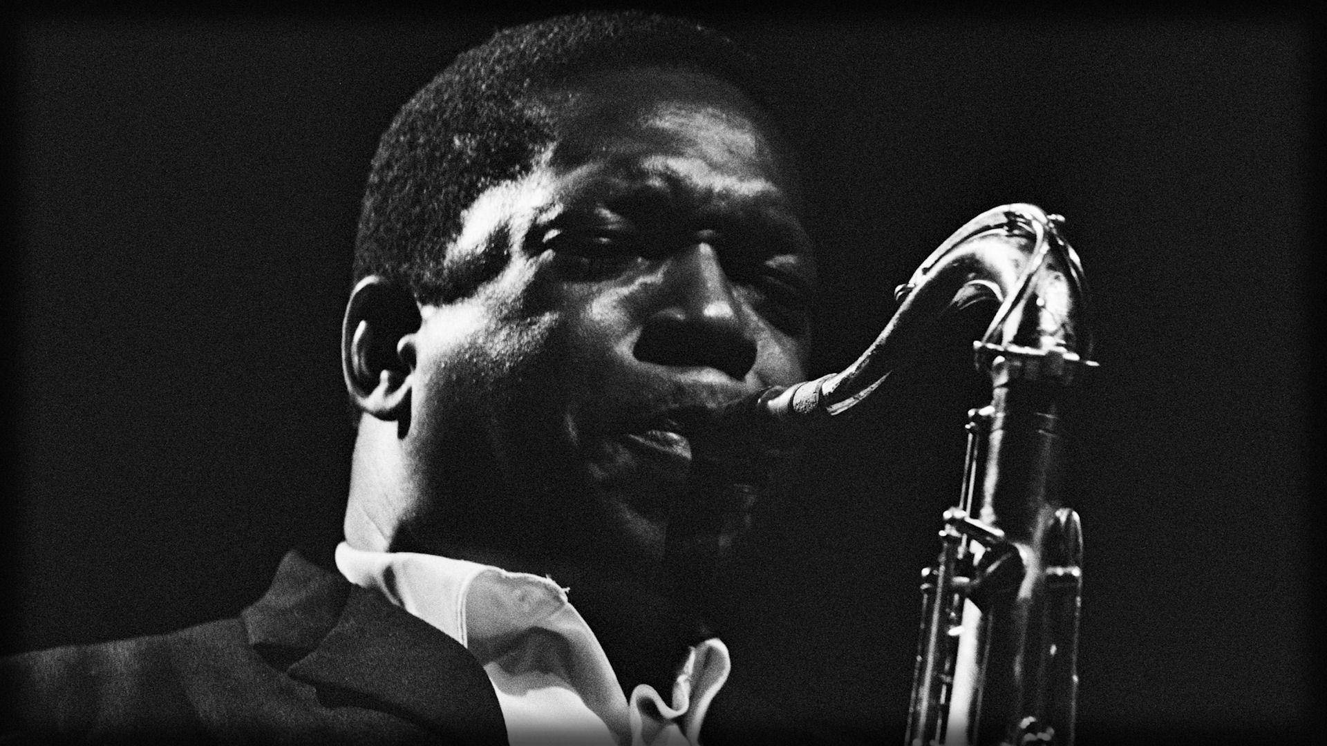 Saxofonistaestadounidense John Coltrane, Primer Plano En Ángulo Cercano. Fondo de pantalla
