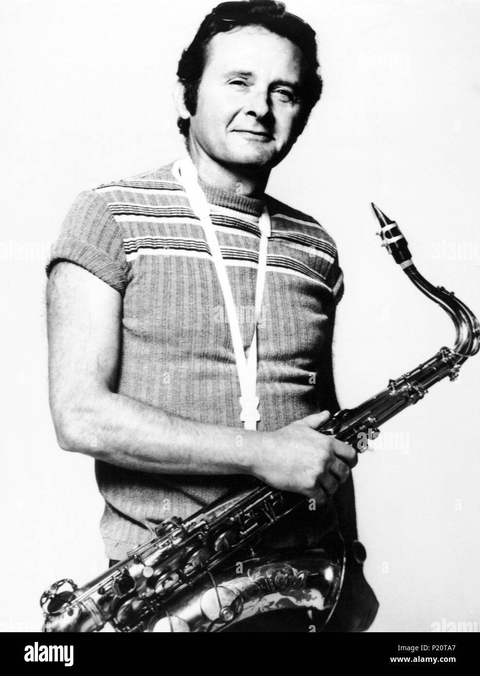 Amerikanskasaxofonisten Stan Getz Håller Sin Saxofon På Tapet. Wallpaper