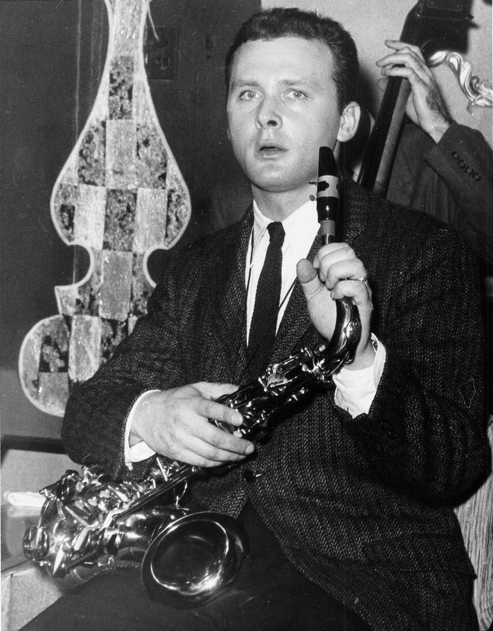 Retratomonocromático Del Saxofonista Estadounidense Stan Getz. Fondo de pantalla