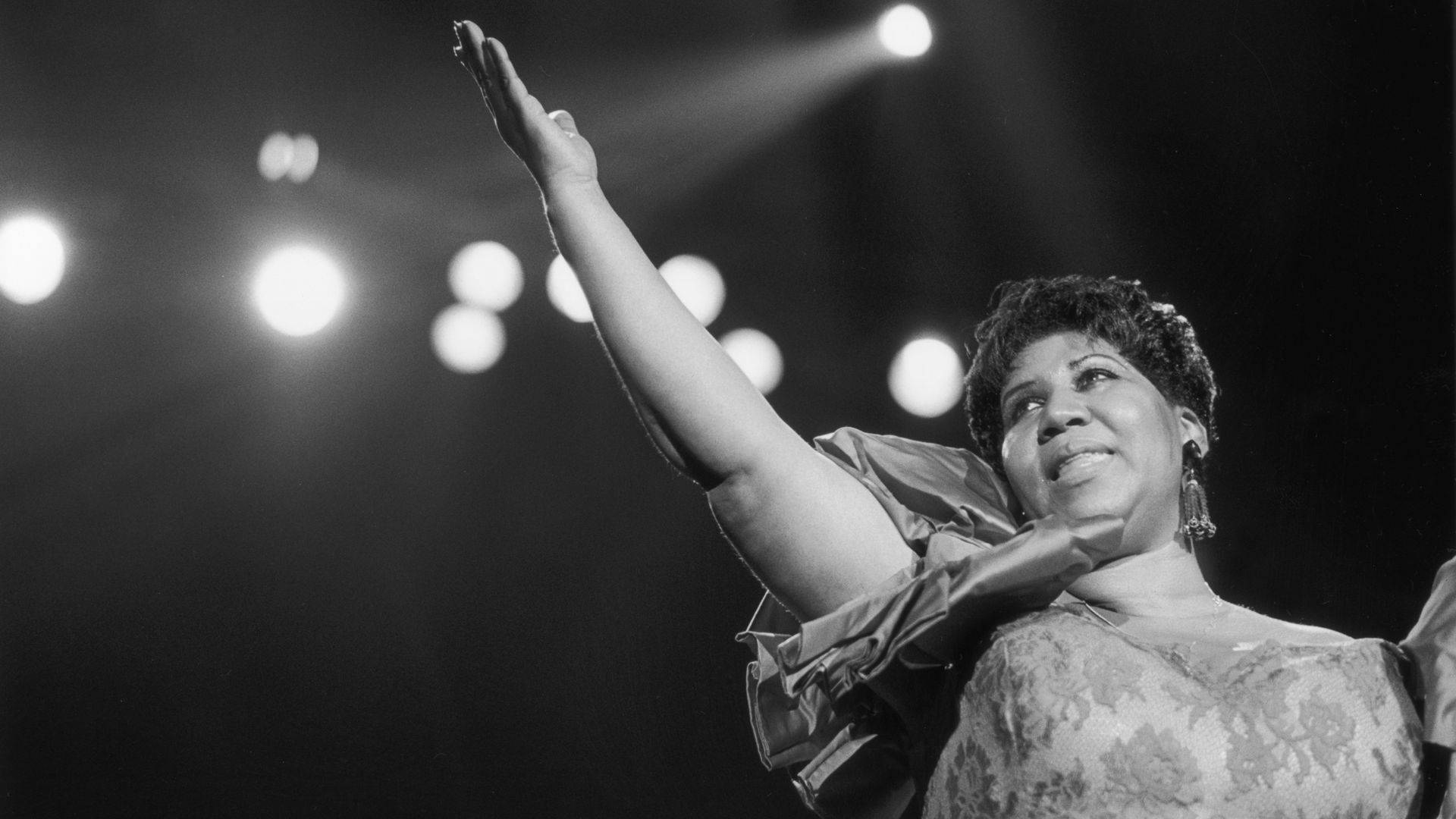 American Singer Aretha Franklin On The Stage Wallpaper