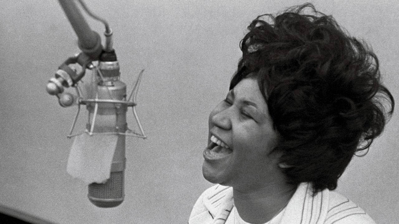 American Singer Aretha Franklin Recording A Song Wallpaper