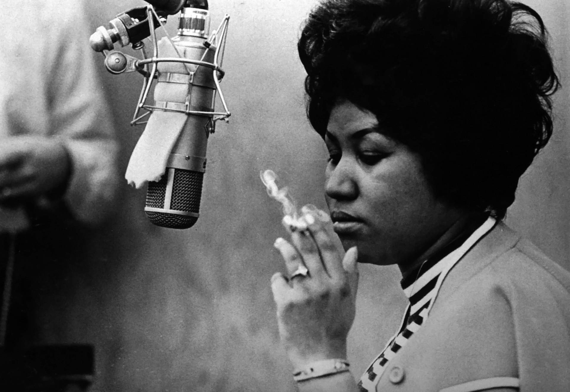 American Singer Aretha Franklin Smoking Wallpaper