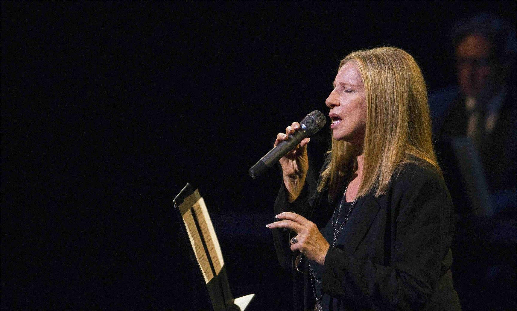 Amerikanskasångerskan Barbra Streisands Hyllning Till Marvin Hamlisch. Wallpaper